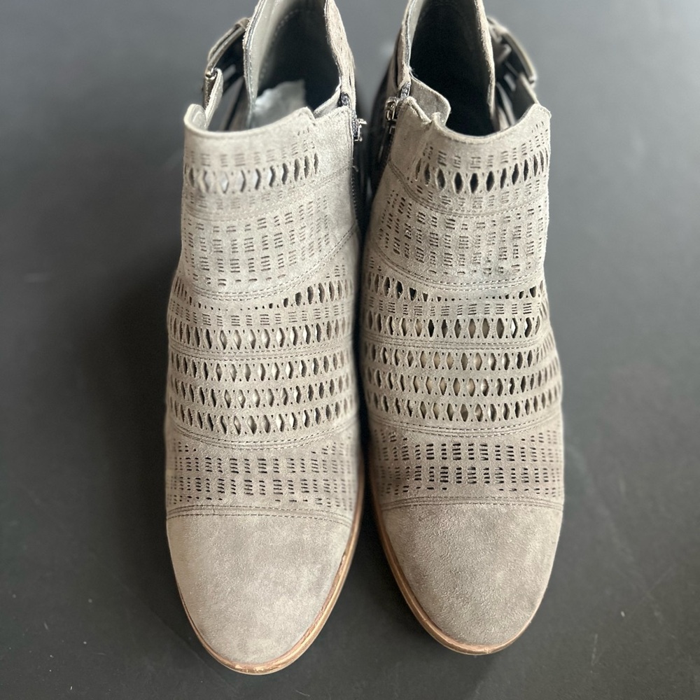 Ladies Vince Camuto gray suede bootie - Picture 4 of 4